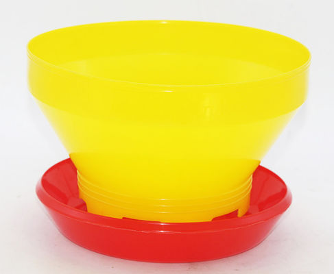 De Kop van de kippenvoeder voor Kwartels van de de Duifvogel van de Dag de Oude Kip